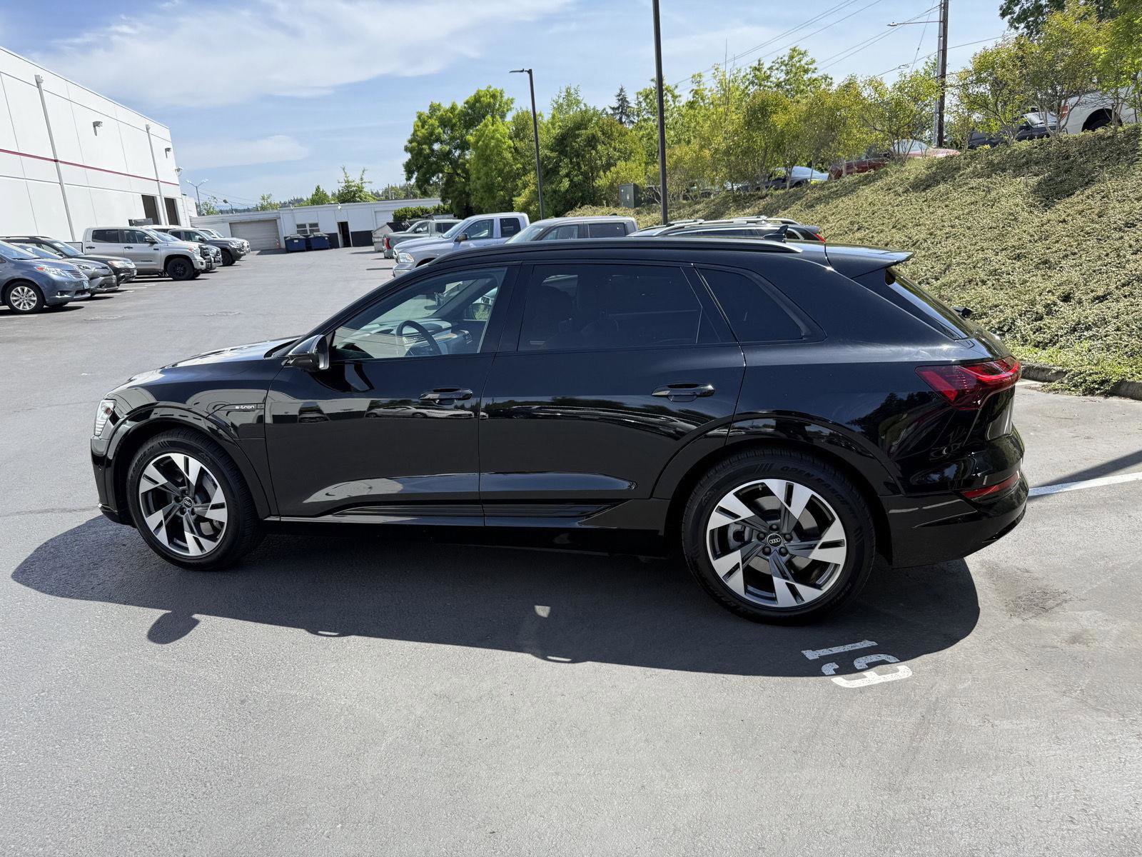Used 2022 Audi e-tron Premium AWD/4WD image 2