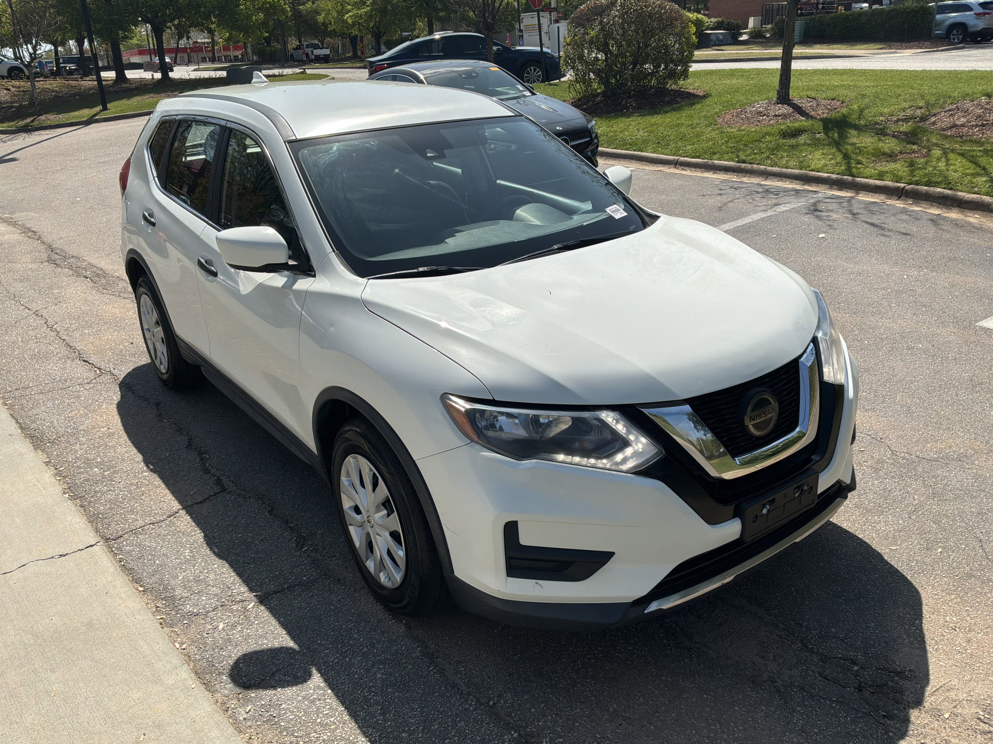 Used 2019 Nissan Rogue S image 2