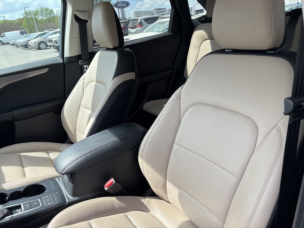 Used 2022 Ford Escape Titanium w/ Class II Trailer Tow Package image 15