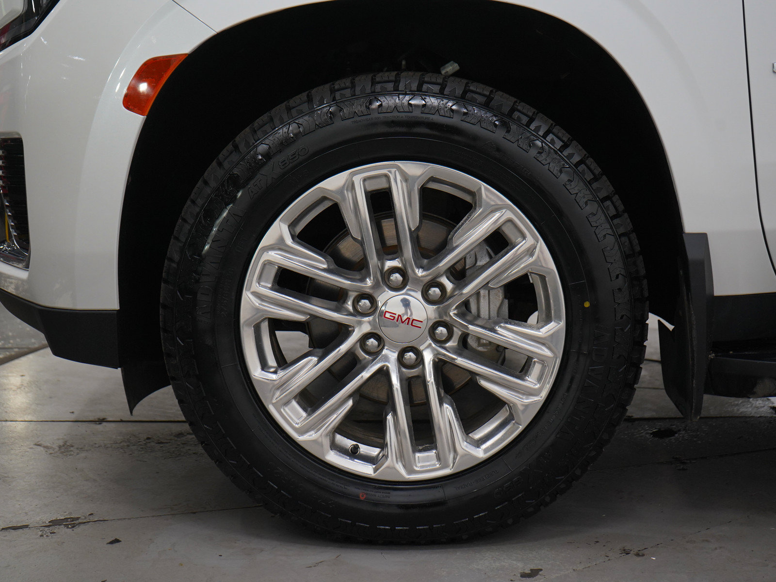 Used 2023 GMC Yukon XL SLT w/ SLT Luxury Package AWD/4WD image 30