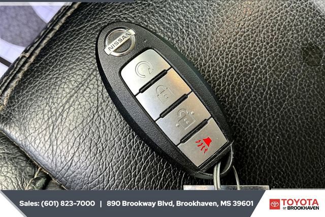 Used 2021 Nissan Titan SL w/ Moonroof Package image 9