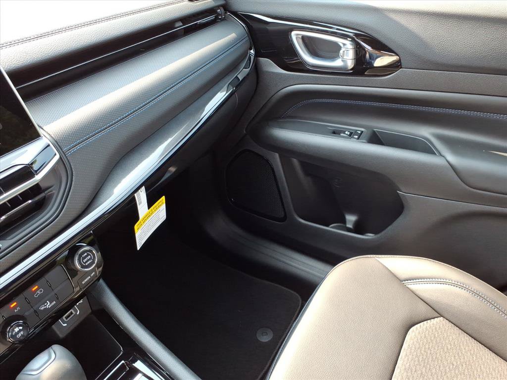 New 2026 Jeep Compass Latitude AWD/4WD image 16