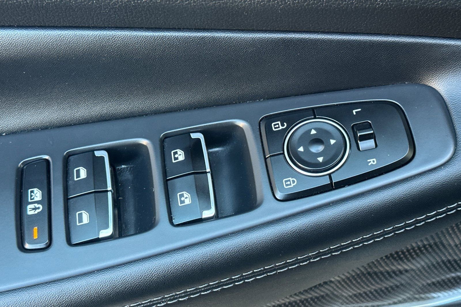 Used 2021 Hyundai Santa Fe SEL w/ Convenience + Premium Package image 12