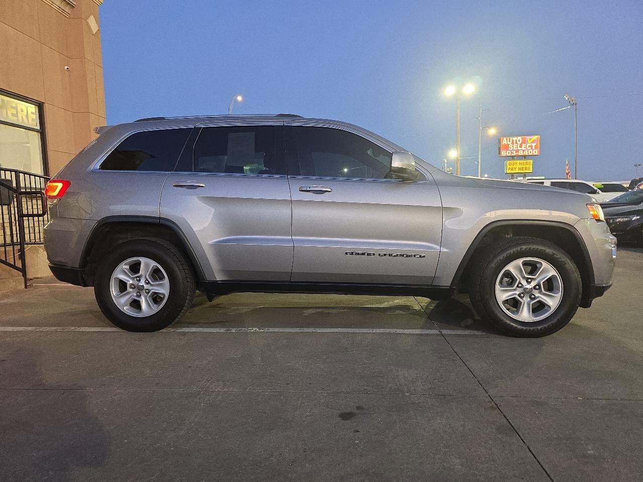 Used 2017 Jeep Grand Cherokee Laredo w/ Quick Order Package 2BE image 4