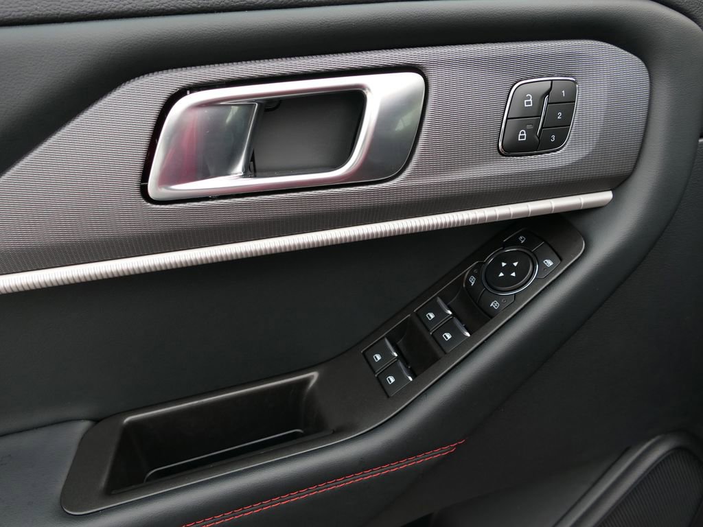 Used 2025 Ford Explorer ST-Line w/ Premium Package image 15