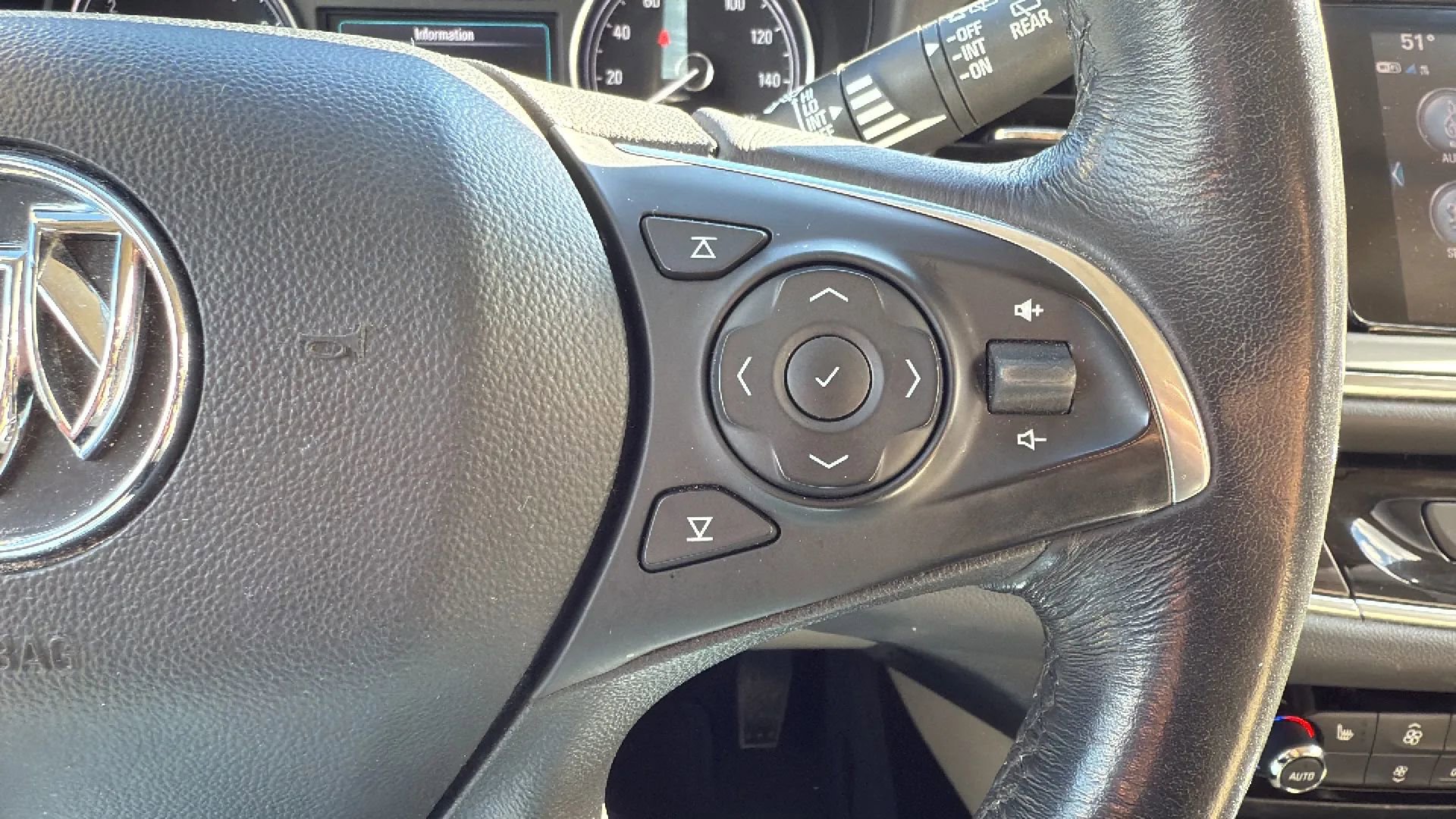 Used 2019 Buick Enclave Essence image 11