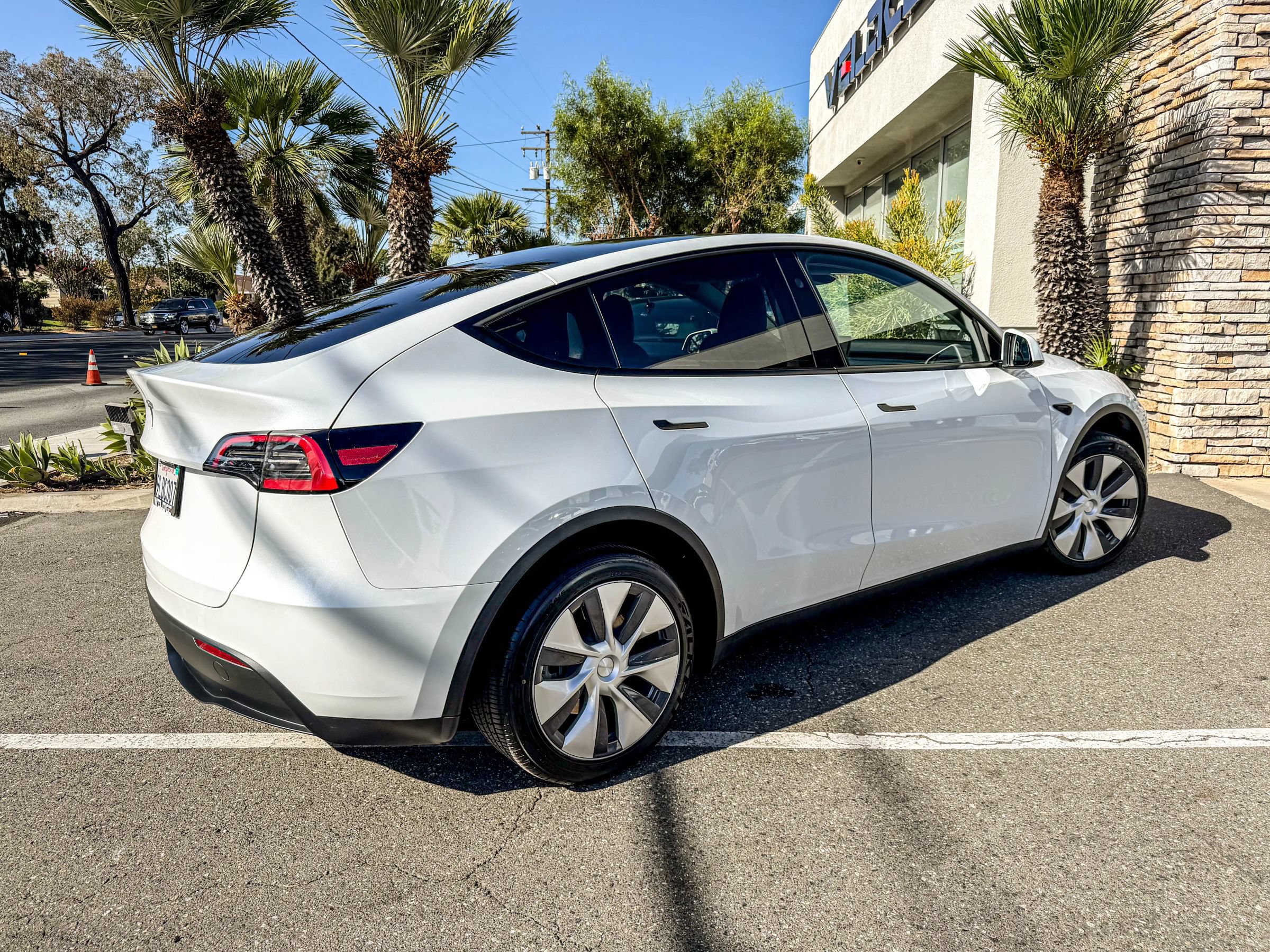 Used 2024 Tesla Model Y Long Range AWD/4WD image 7