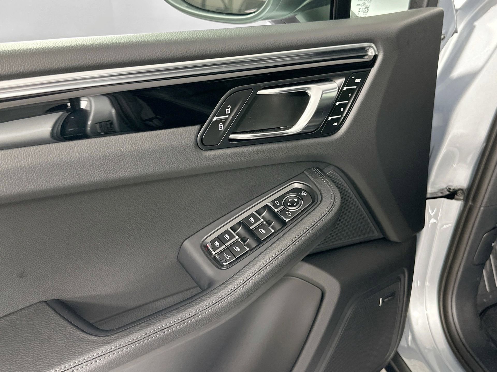 Certified 2025 Porsche Macan image 32
