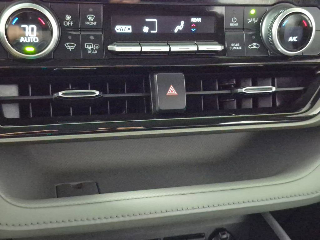 Used 2021 Toyota Highlander LE AWD/4WD image 20
