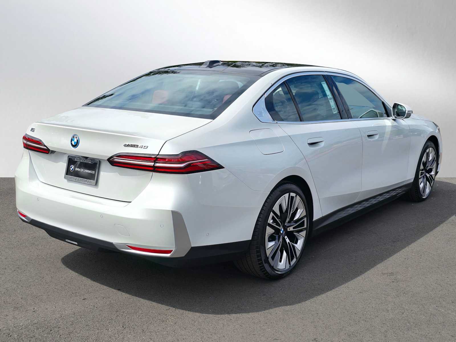 Used 2026 BMW i5 eDrive40 w/ Executive Package RWD image 4