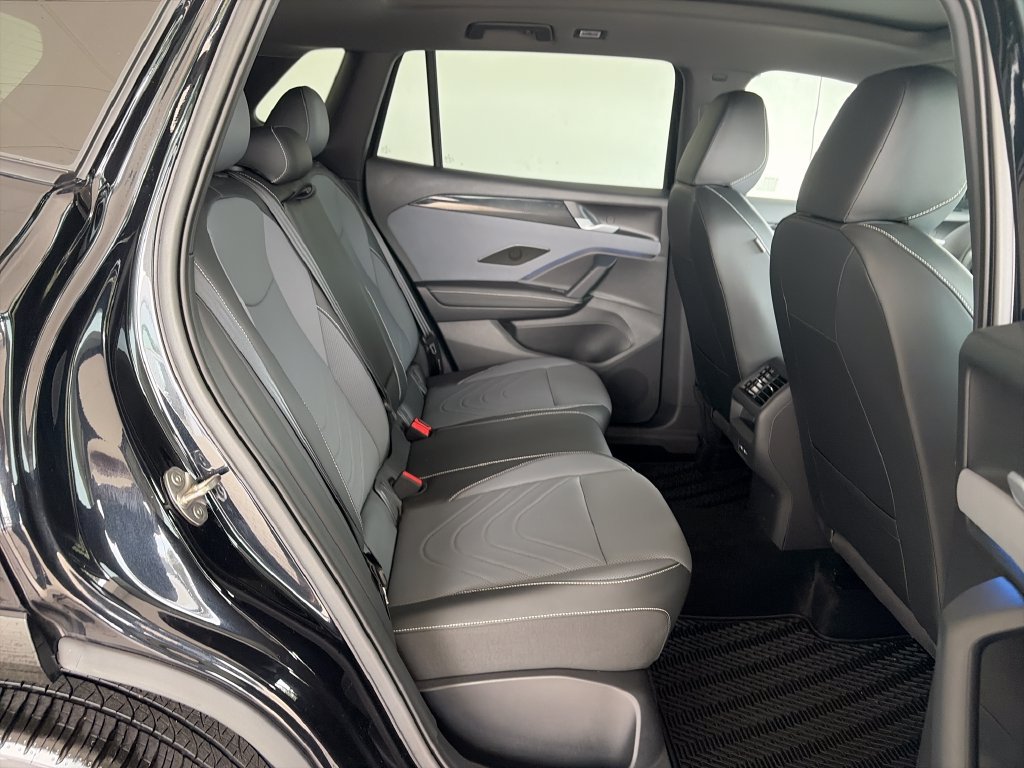 Certified 2025 Volkswagen Tiguan SE R-Line FWD image 34