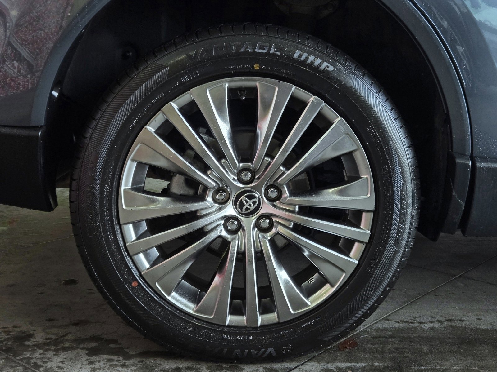 Certified 2021 Toyota Venza XLE image 4