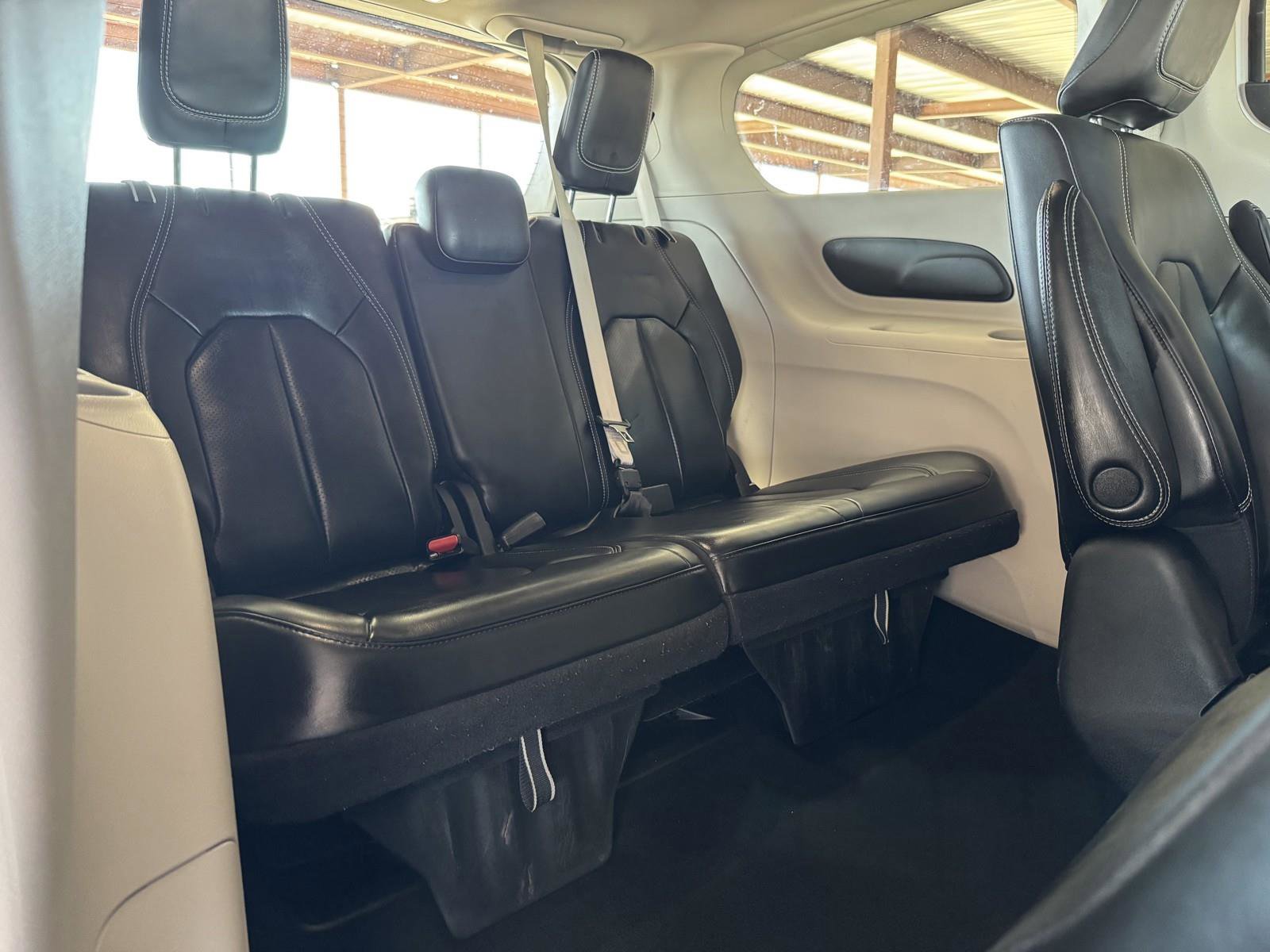 Used 2023 Chrysler Pacifica Touring-L image 36