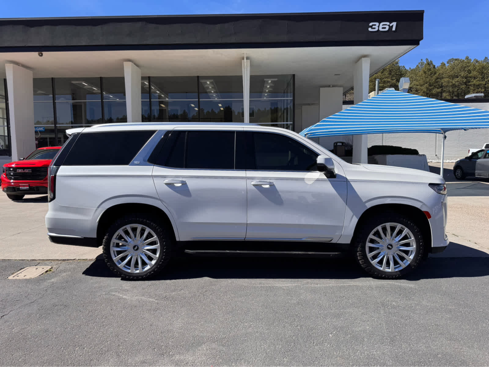 Used 2022 Cadillac Escalade Luxury image 6