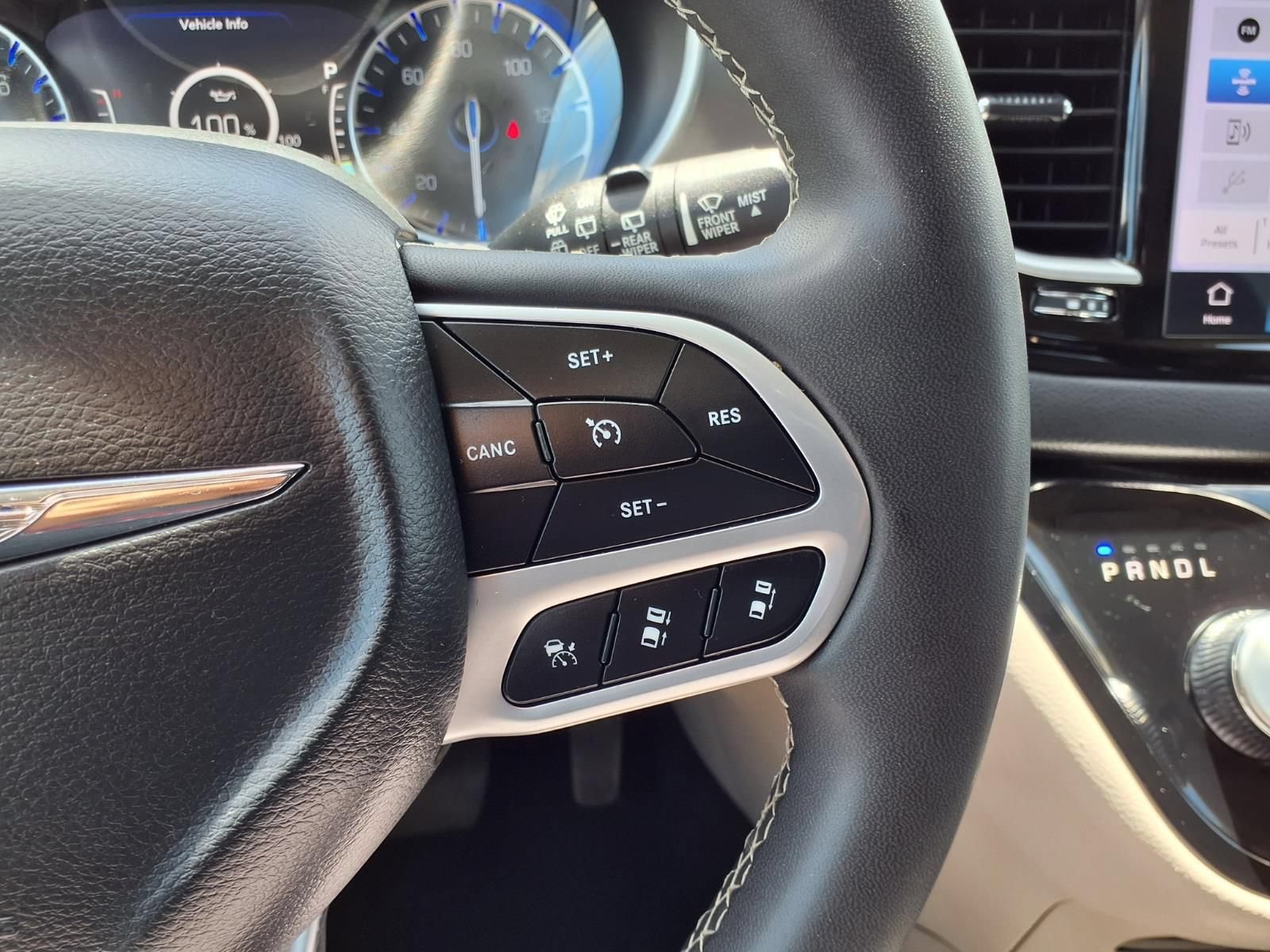 Used 2024 Chrysler Pacifica Touring-L FWD image 16