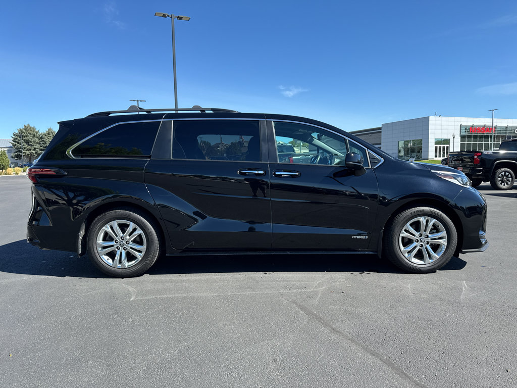 Used 2021 Toyota Sienna XSE w/ XSE Plus Package AWD/4WD image 2
