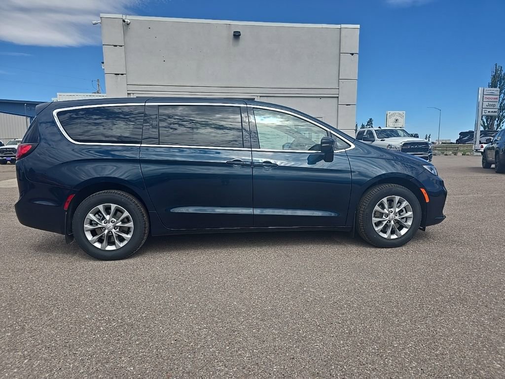 New 2025 Chrysler Pacifica Select image 8
