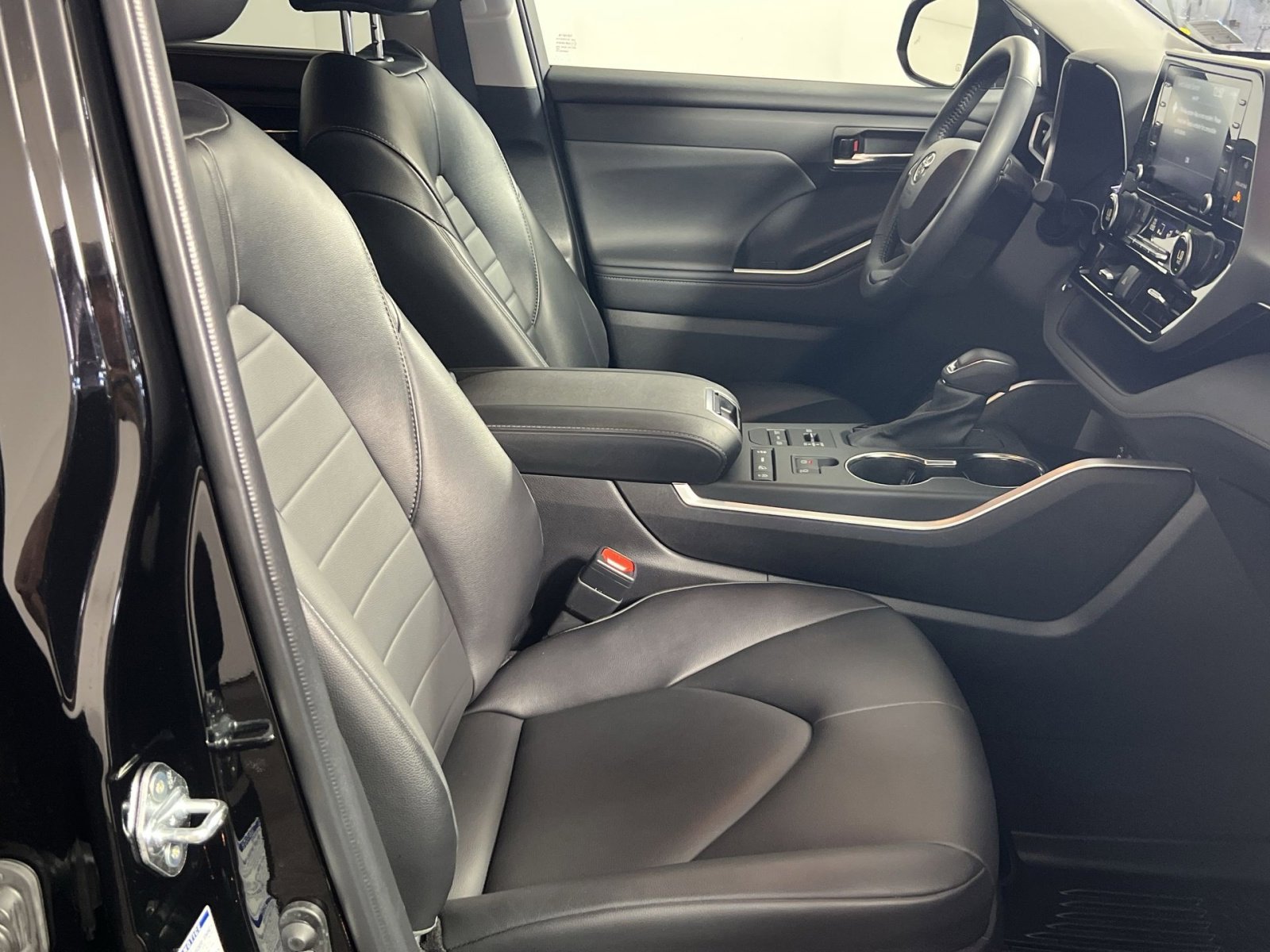 Used 2022 Toyota Highlander XLE AWD/4WD image 30