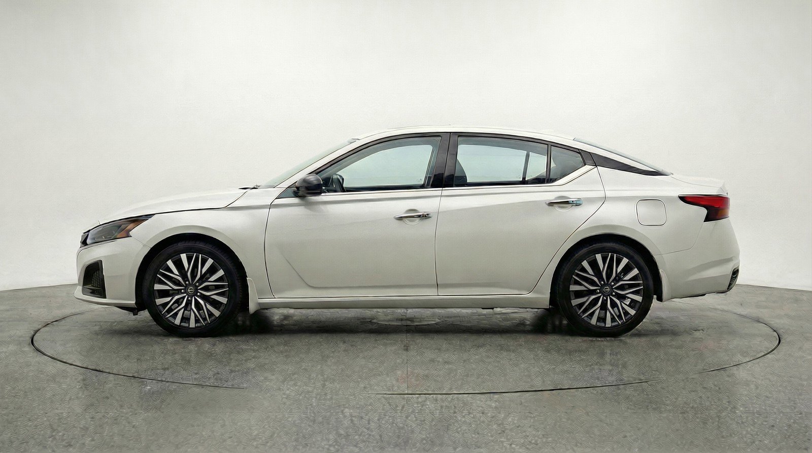 Used 2025 Nissan Altima 2.5 SV image 5