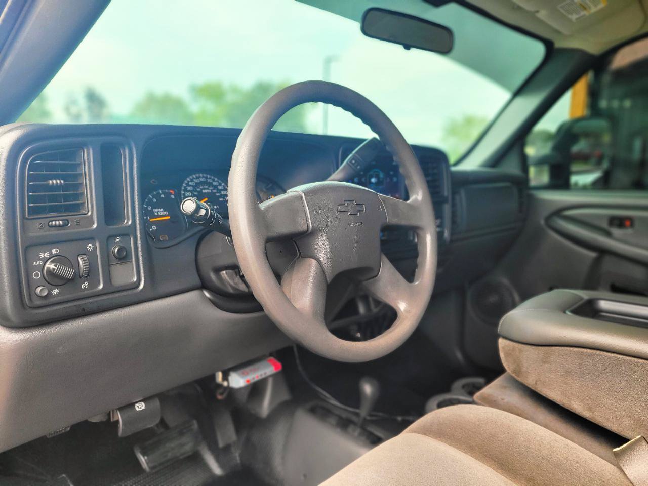 Used 2006 Chevrolet Silverado 2500 W/T w/ Heavy-Duty Power Package AWD/4WD image 8