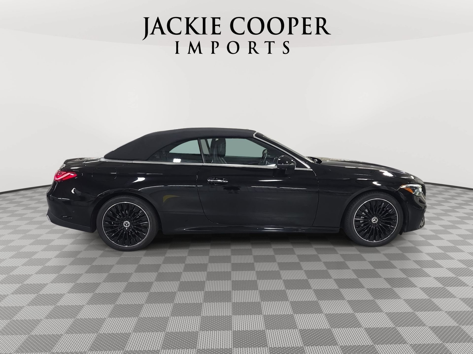 Used 2025 Mercedes-Benz CLE 300 4MATIC Cabriolet image 4