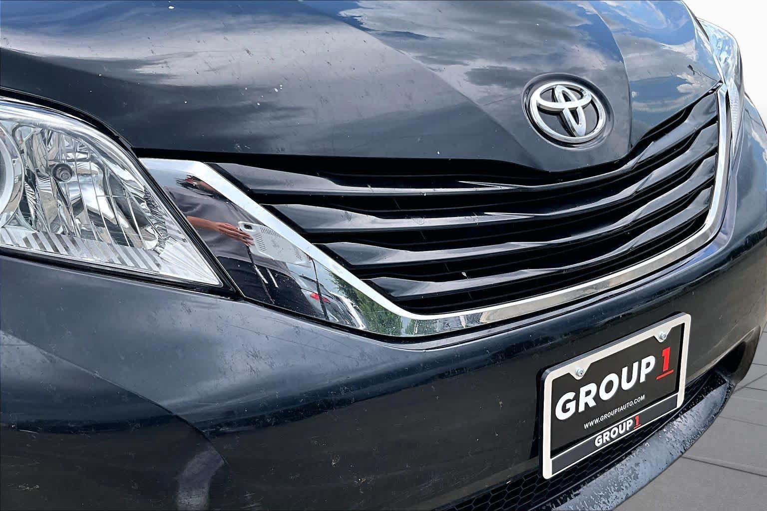 Used 2015 Toyota Sienna LE FWD image 29