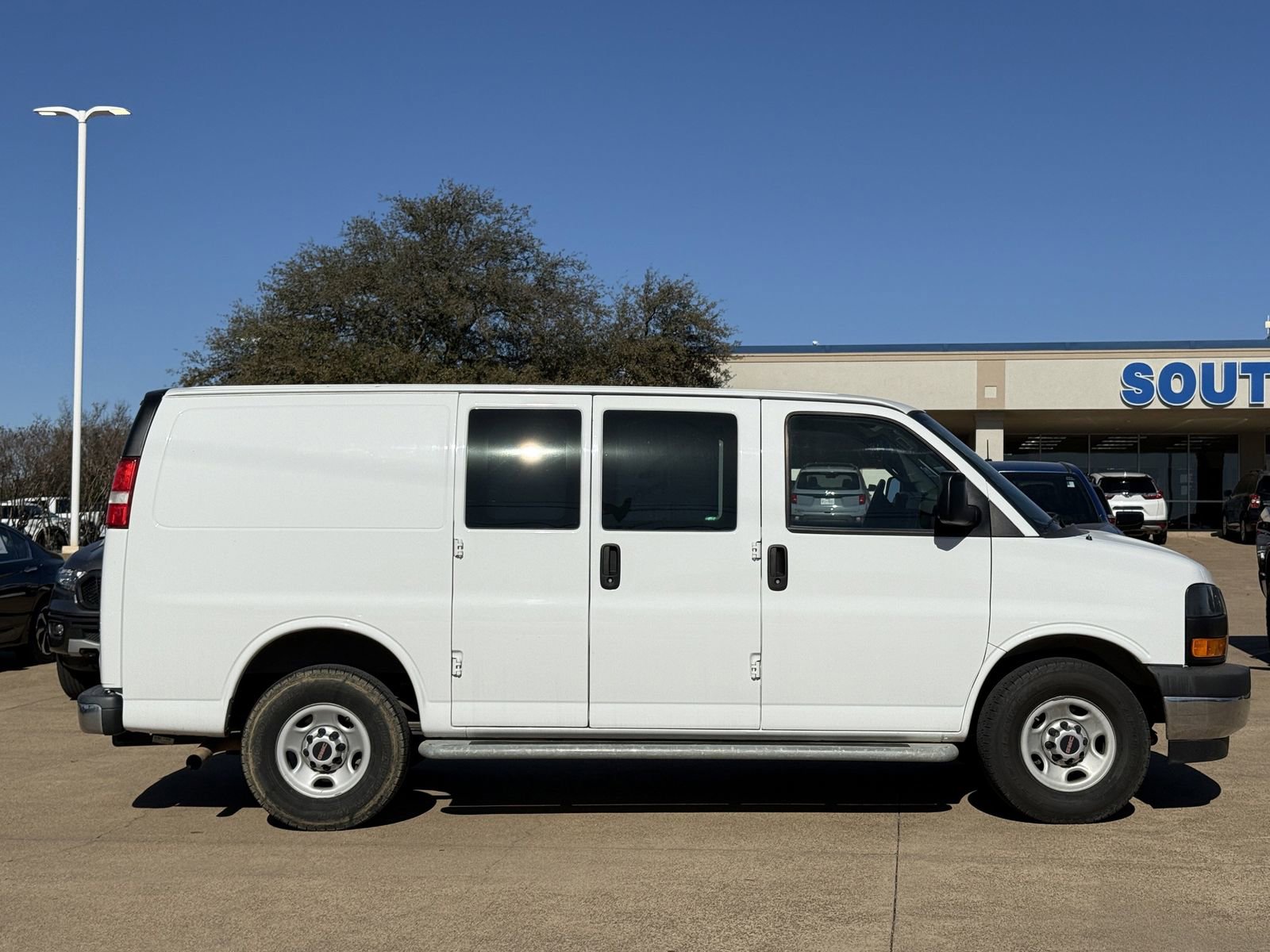 Used 2017 GMC Savana 2500 image 3