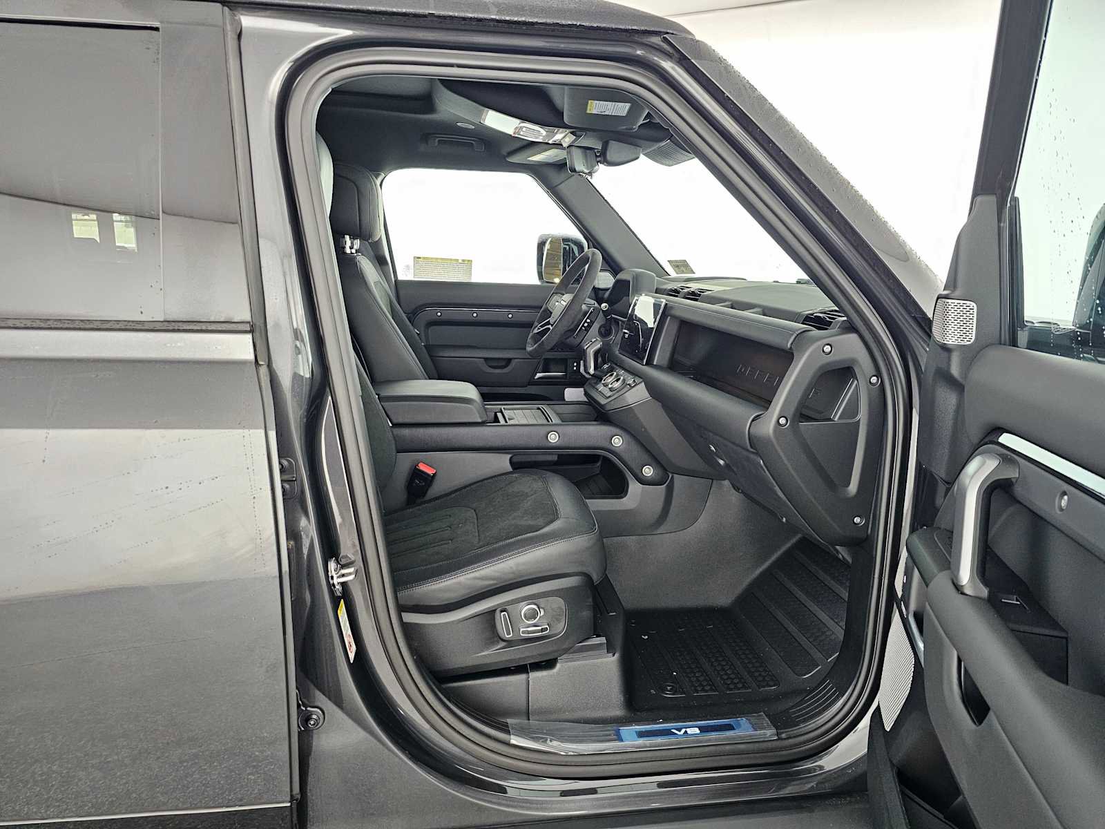 New 2024 Land Rover Defender 130 V8 image 10