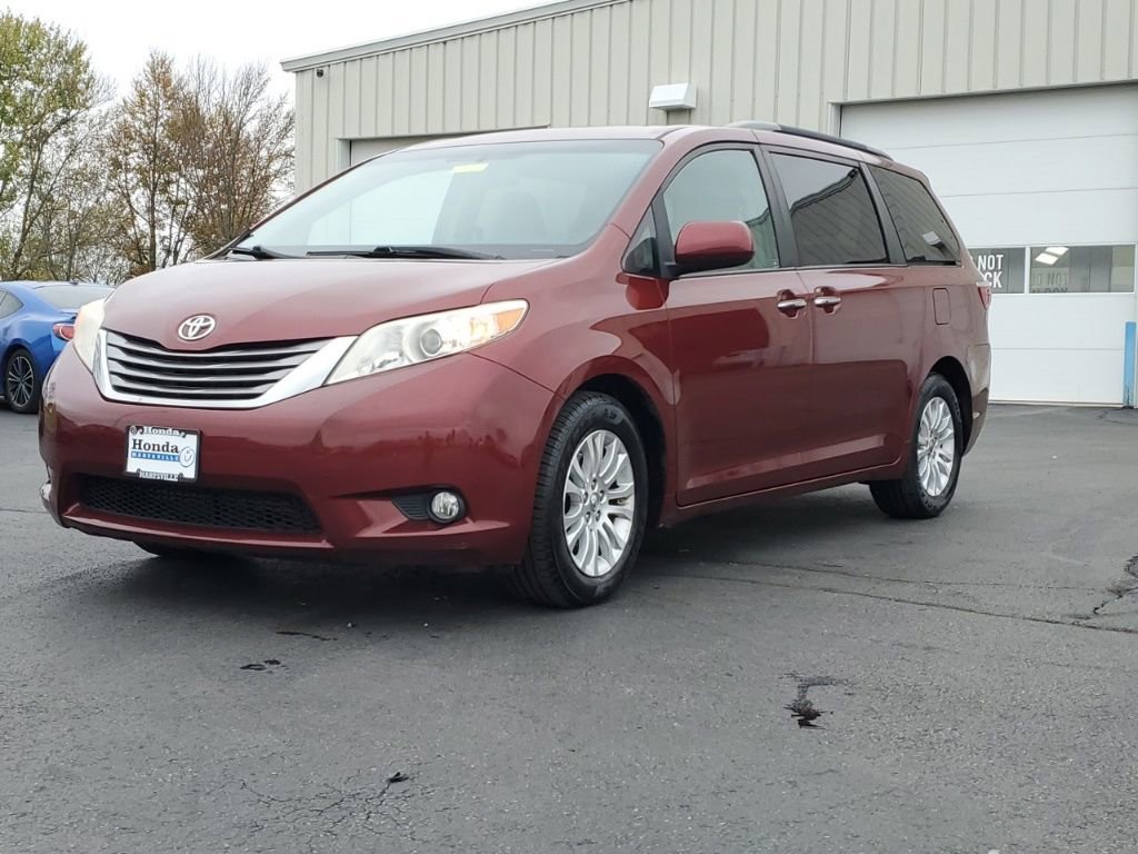 Used 2017 Toyota Sienna XLE Premium image 3