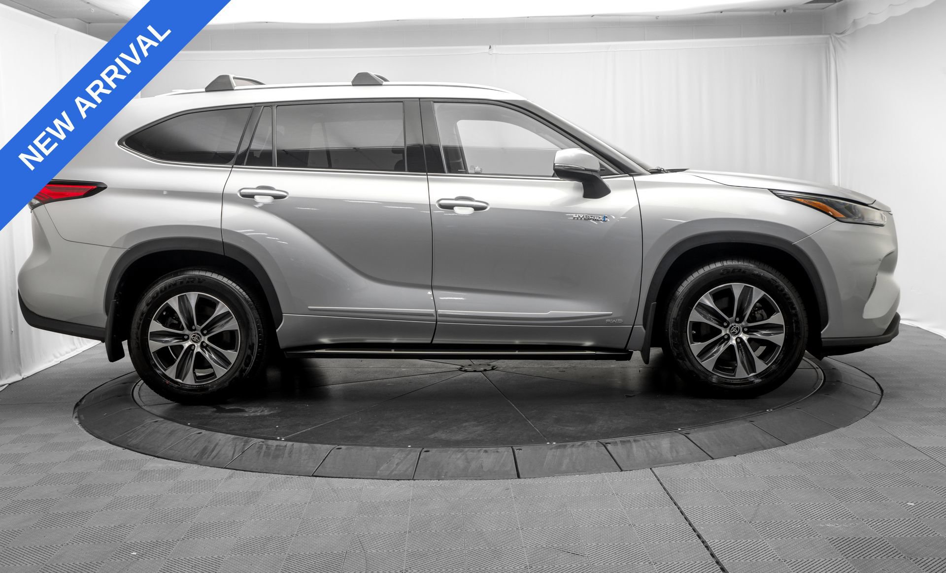 Used 2021 Toyota Highlander XLE AWD/4WD image 8