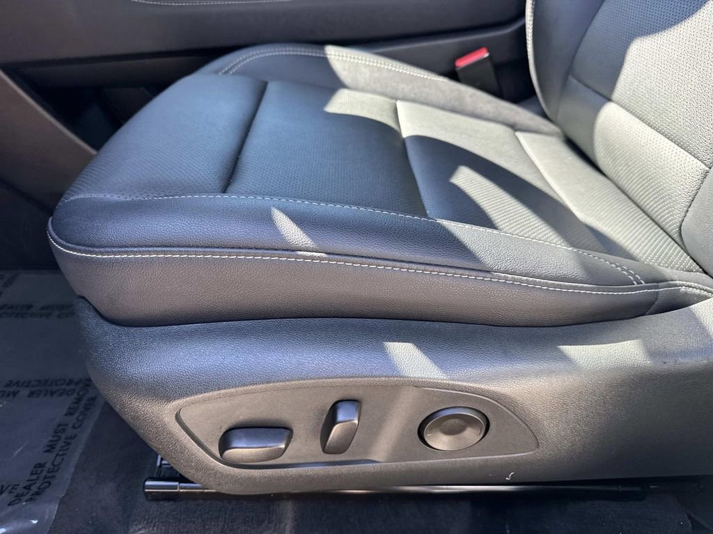 Certified 2025 Chevrolet Traverse LT image 18