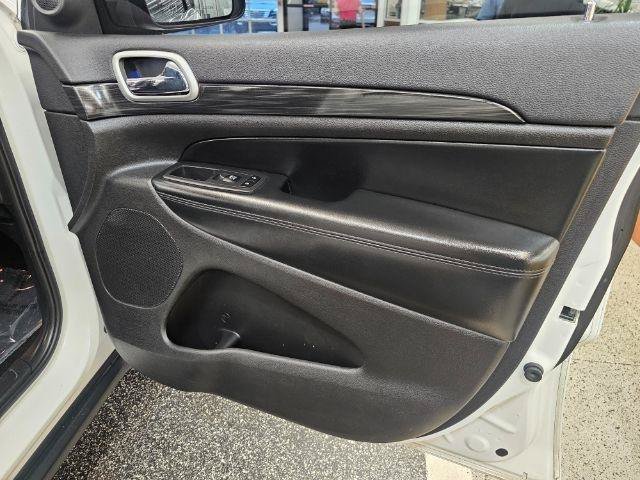 Used 2020 Jeep Grand Cherokee Laredo AWD/4WD image 34