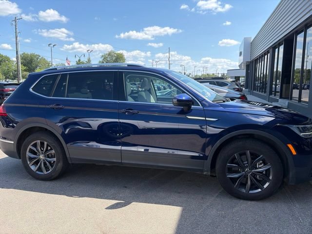 Used 2024 Volkswagen Tiguan SE AWD/4WD image 2