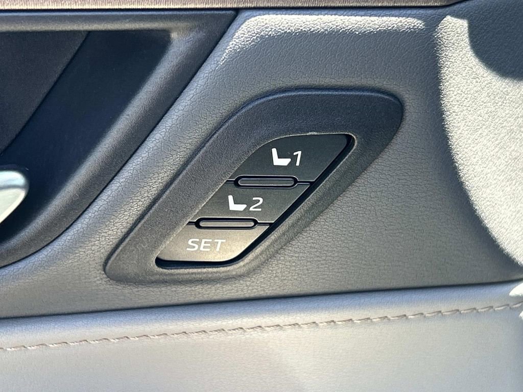 Used 2024 Toyota Venza XLE AWD/4WD image 25