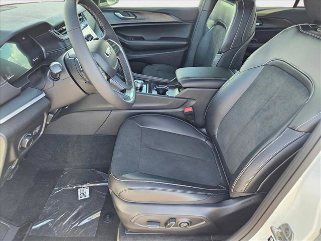 New 2025 Jeep Grand Cherokee Altitude image 4