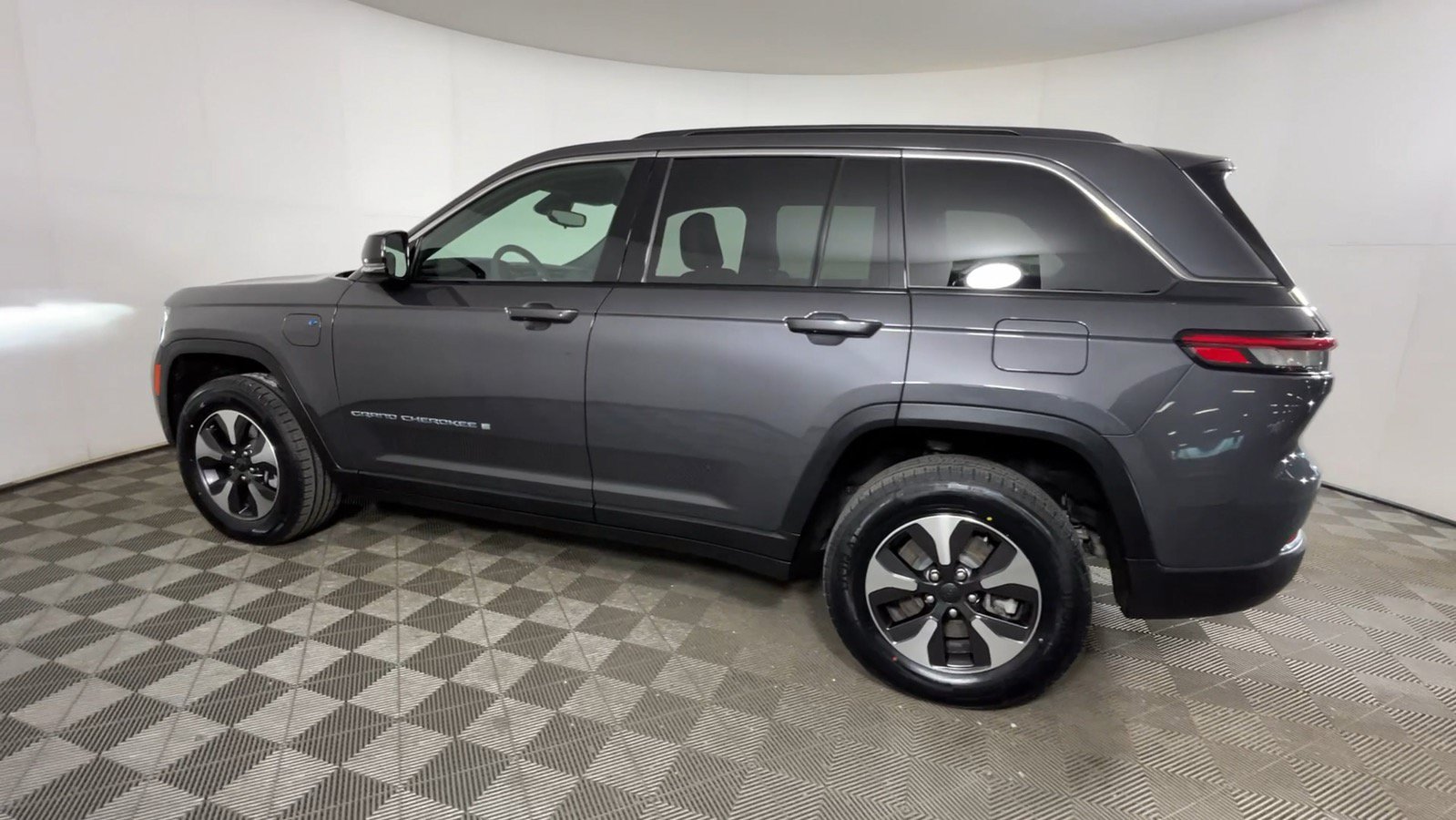 Used 2024 Jeep Grand Cherokee Limited 4xe w/ Trailer Tow Package AWD/4WD image 11