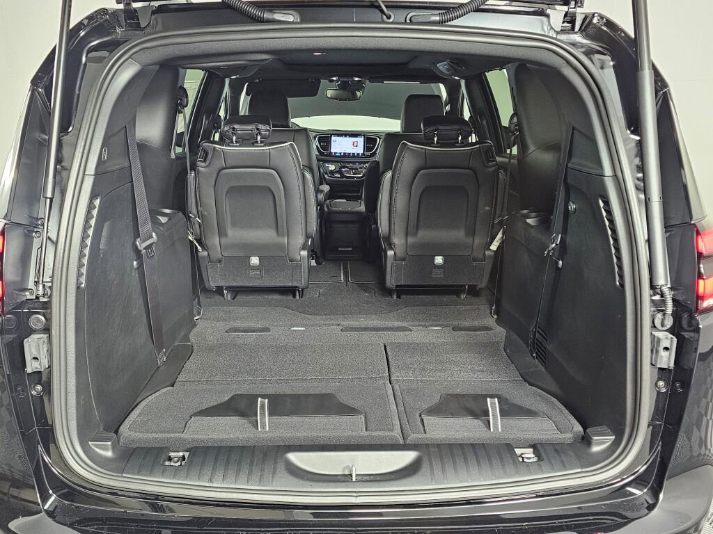 New 2026 Chrysler Pacifica Limited w/ S Appearance Package image 16