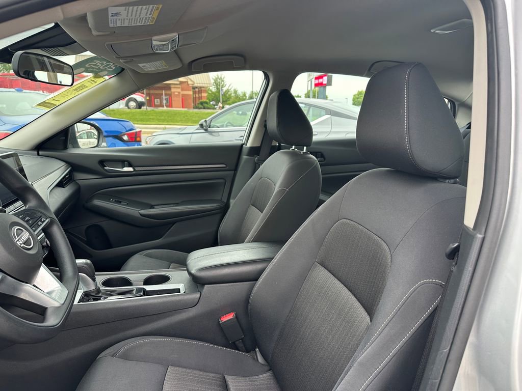 Used 2025 Nissan Altima 2.5 SV FWD image 24