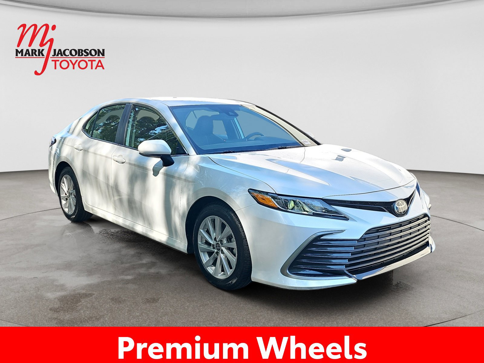 Used 2024 Toyota Camry LE FWD image 5