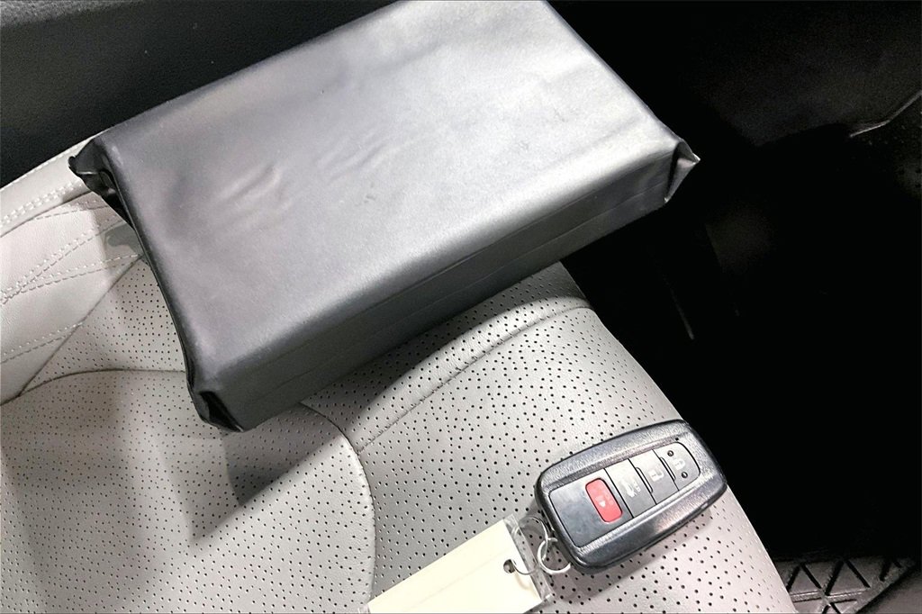 Used 2020 Toyota Avalon Limited image 32