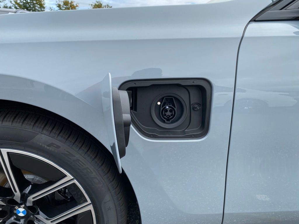 New 2026 BMW 750e xDrive w/ Executive Package image 17