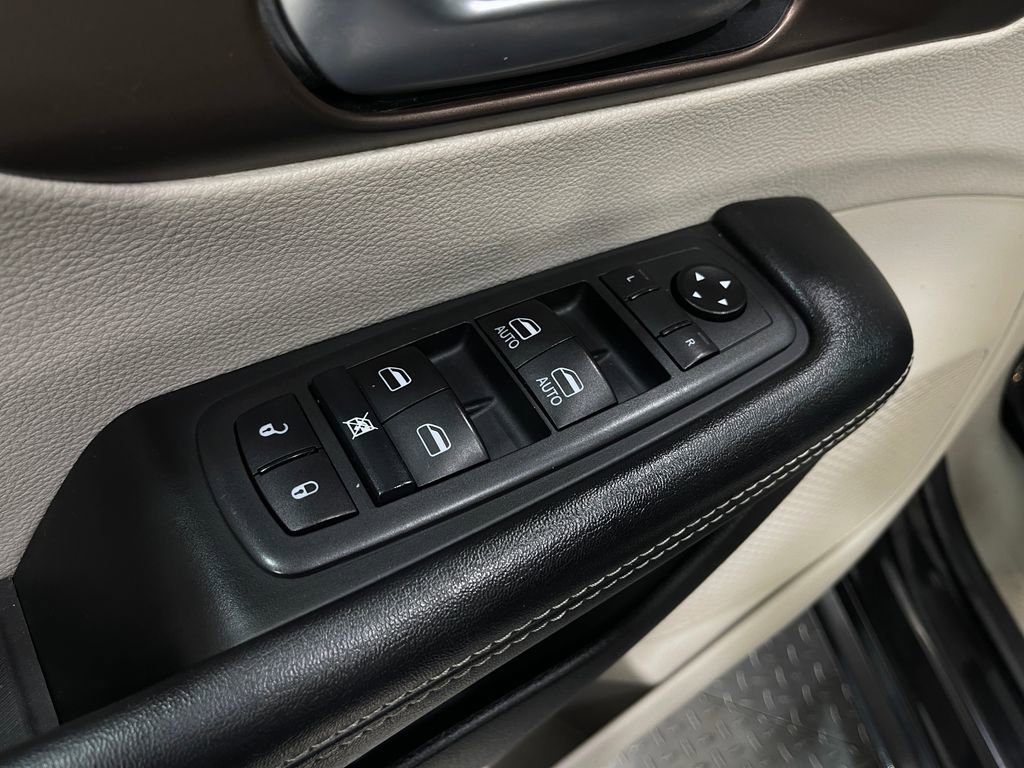 Used 2020 Chrysler Voyager Lxi image 14