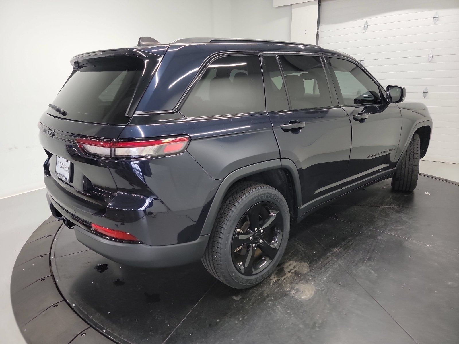 Used 2023 Jeep Grand Cherokee Limited w/ Black Appearance Package AWD/4WD image 9