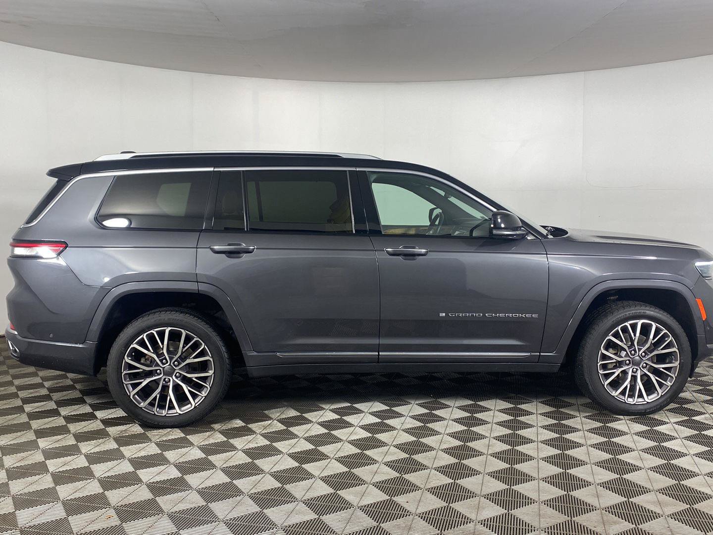 Used 2021 Jeep Grand Cherokee L Summit AWD/4WD image 5