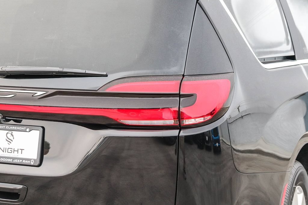New 2027 Chrysler Pacifica Select FWD image 10