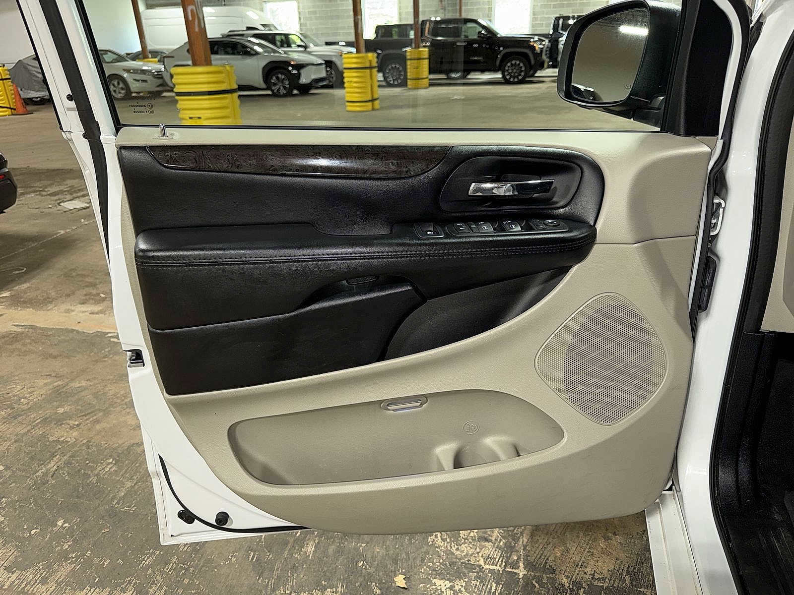 Used 2019 Dodge Grand Caravan SE w/ UConnect Hands-Free Group image 27