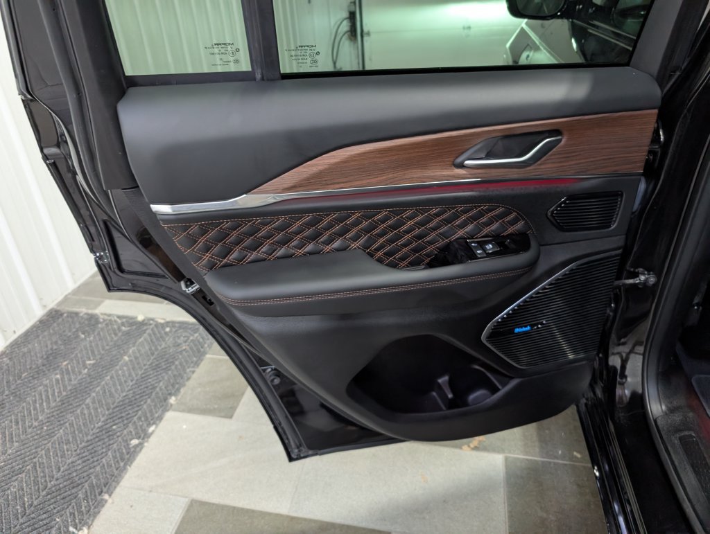 Used 2022 Jeep Grand Cherokee Summit AWD/4WD image 9
