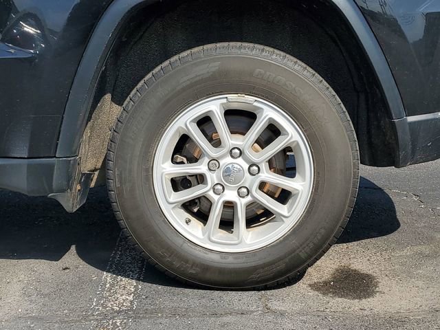 Used 2019 Jeep Grand Cherokee Laredo AWD/4WD image 31