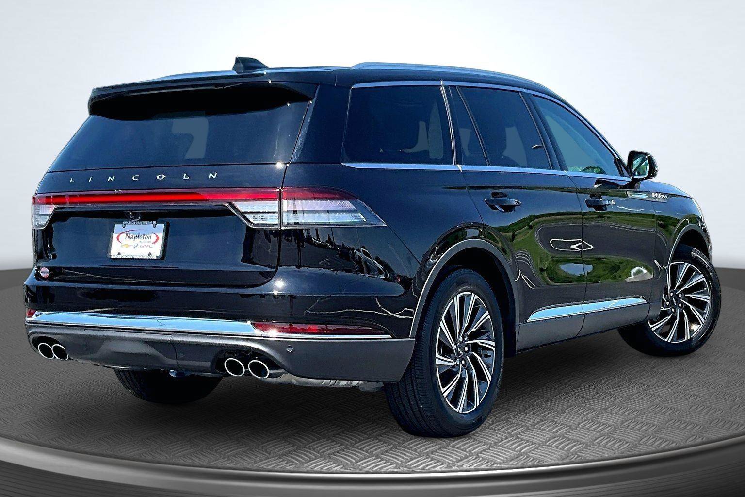Used 2025 Lincoln Aviator AWD image 2