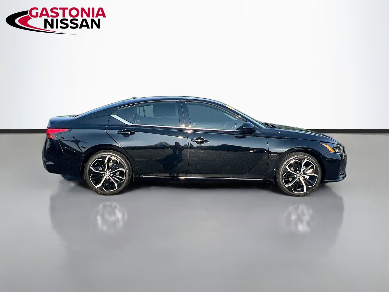 Used 2025 Nissan Altima 2.5 SR FWD image 10